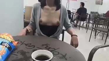 ABG Seksi Pamer Dada Di Minimarket Malam Hari
