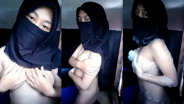 Tya Mandi Bugil Pakai Jilbab Hitam